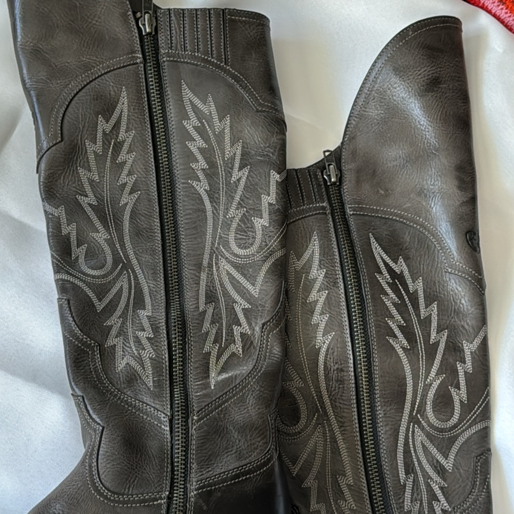 Ariat boots NWOT - Picture 2 of 5